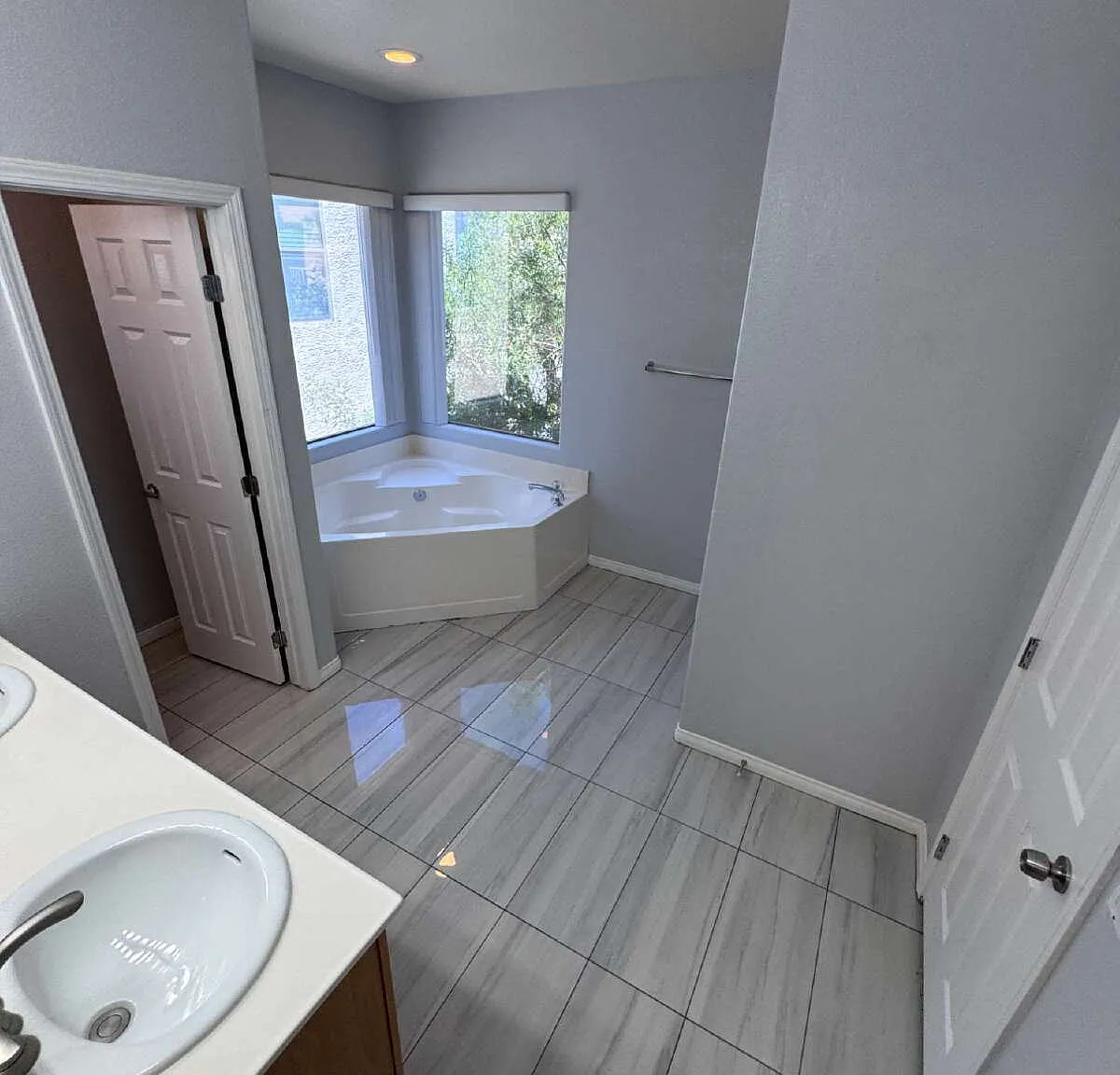 4 bed, 2.5 bath, 2062 sqft, $2,344 — Photo 2