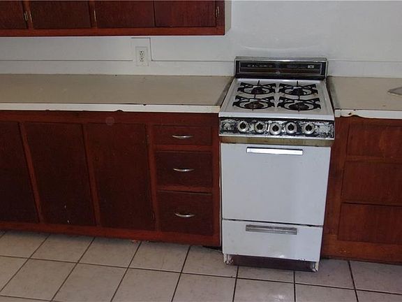 5th image of 407 E Pecan St