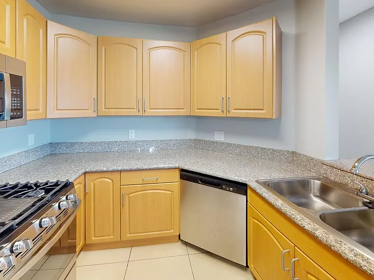 Chateau Regent Apartments — Photo 20