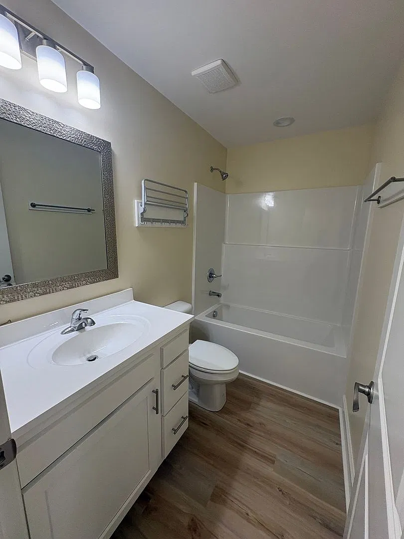New 5 bed/5 bath with a pool!! — Photo 3