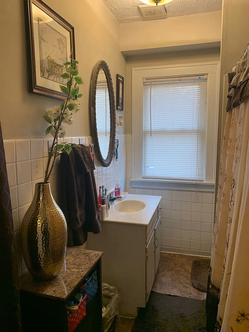 Spacious 3 Bedroom 1 Bath house in Crystal! — Photo 3