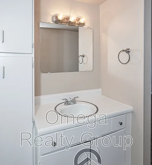 Camelot Apartments — Photo 33