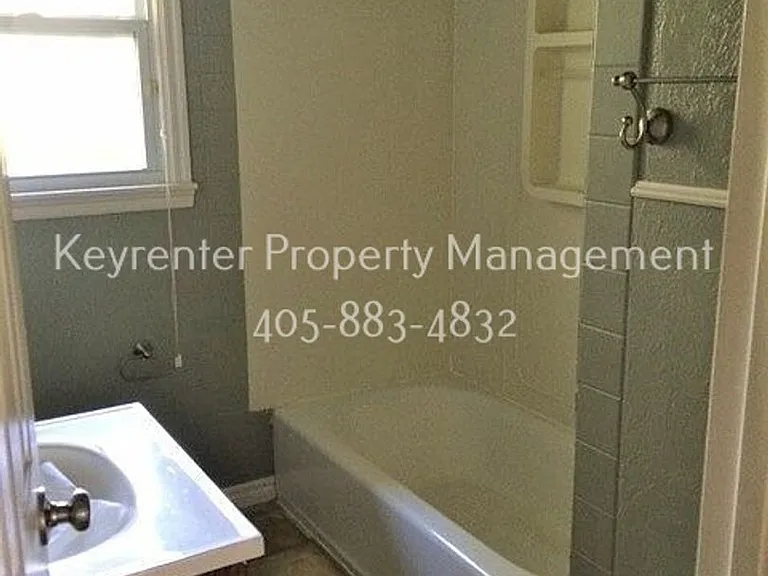 1520 Rowena Ln — Photo 8