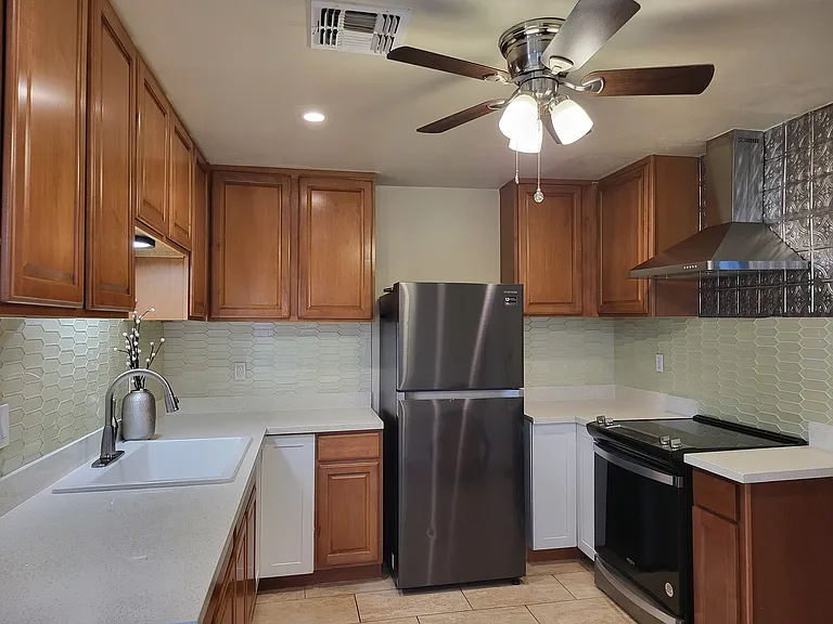 1040 N 27th Pl — Photo 31