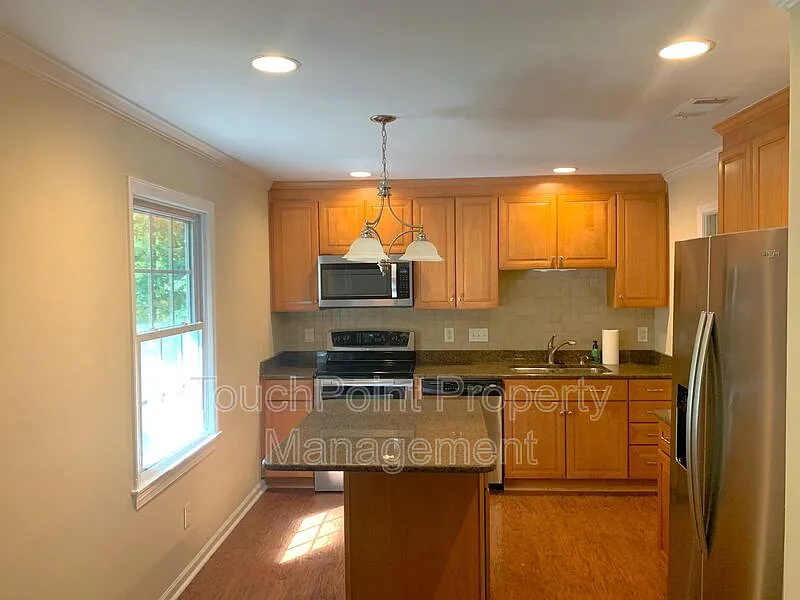 4 bed, 2.5 bath, 2220 sqft, $2,395 — Photo 3