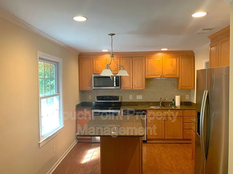 1114 Glenshannon Rd — Photo 3