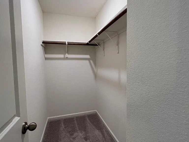 702 Camden Dr — Photo 31