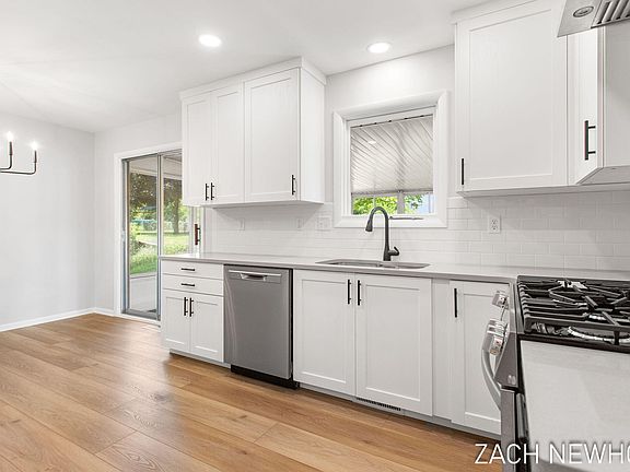 5th image of 411 Charles St