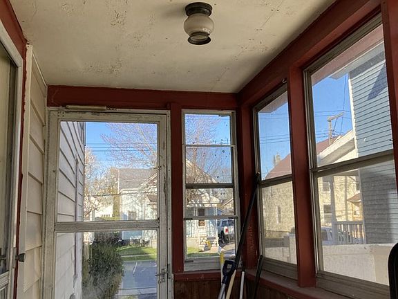 3rd image of 911 Elizabeth St