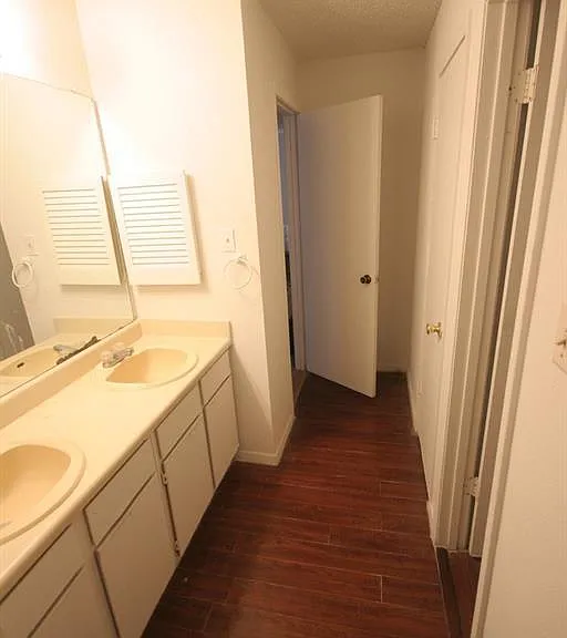 1906 W Loop #D — Photo 4