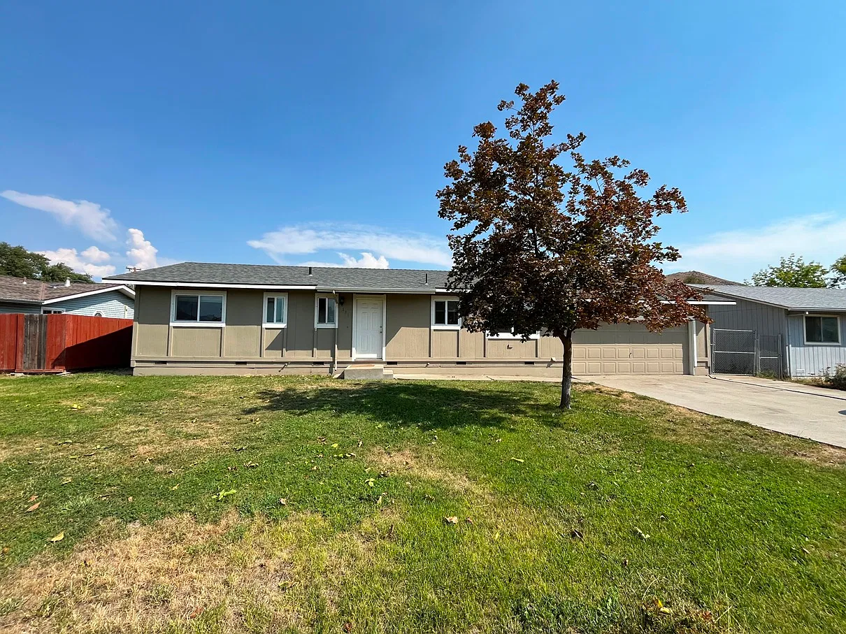 3 bed, 1100 sqft, $1,600 — Photo 1