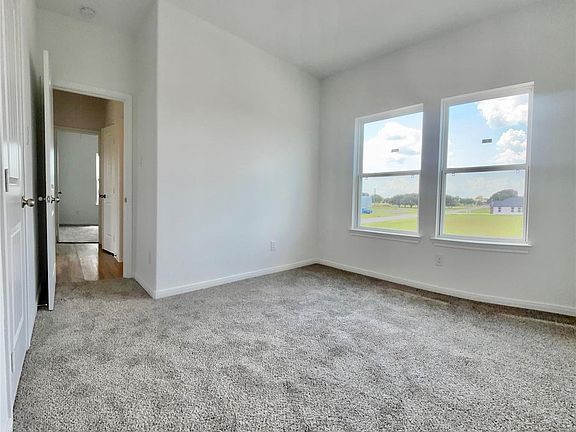 5th image of 638 Swallow Dr