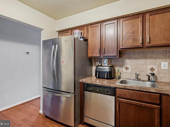 5th image of 40 Bohemia Dr