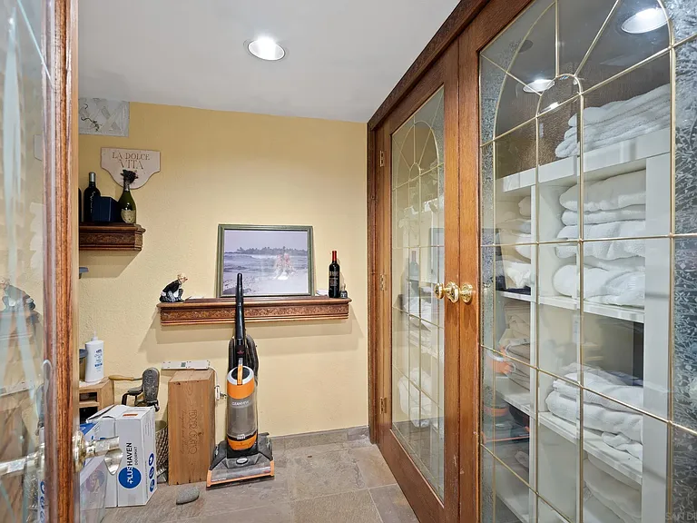 645 Loring St — Photo 32