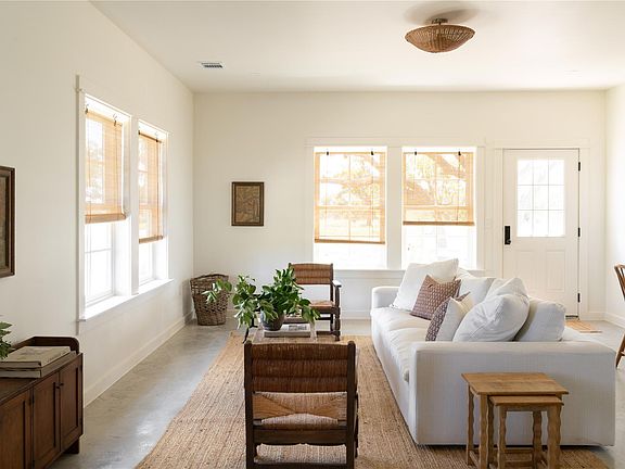 5th image of 105 Colette Ln