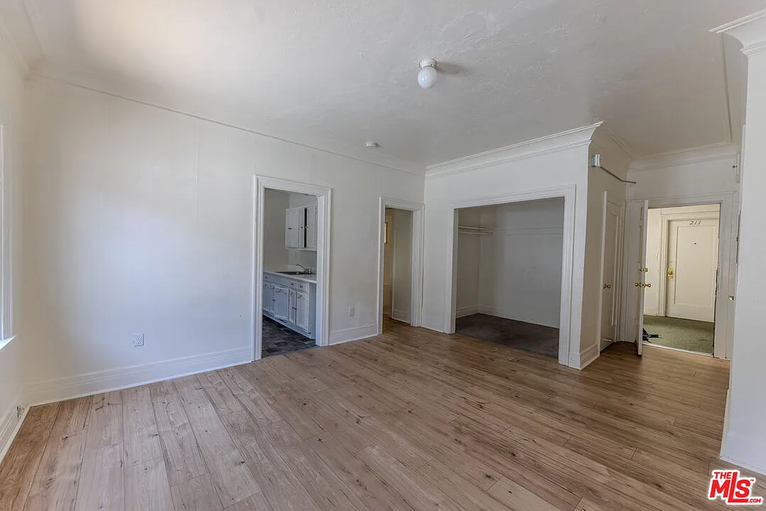 Building Photo - 946 S Burlington Ave #212