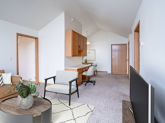 Fargo, ND Summit Point Apartments | 22A | Living
