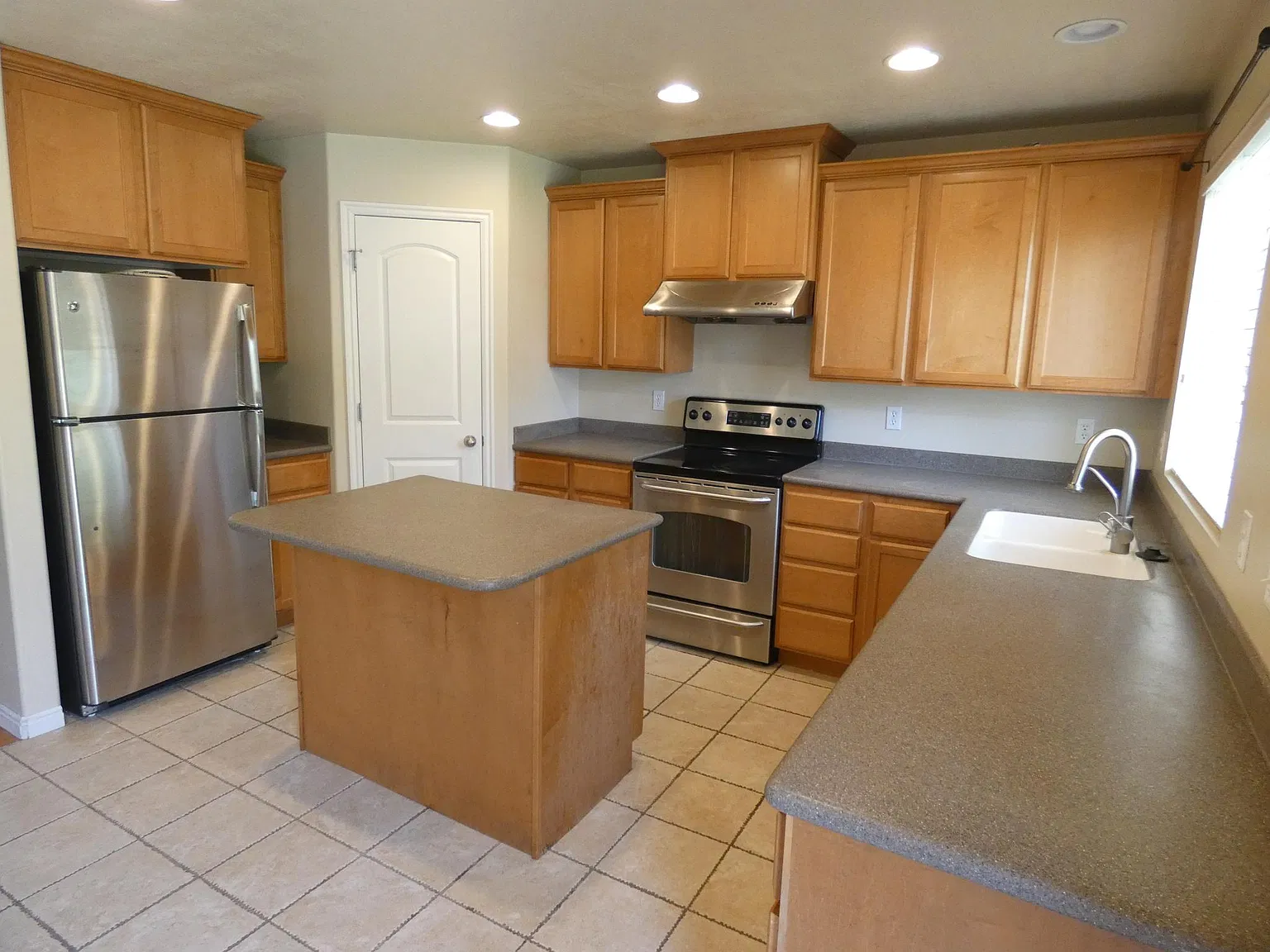 4 bed, 3.5 bath, 2700 sqft, $2,850 — Photo 2