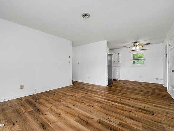 4th image of 112 Evergreen Rd