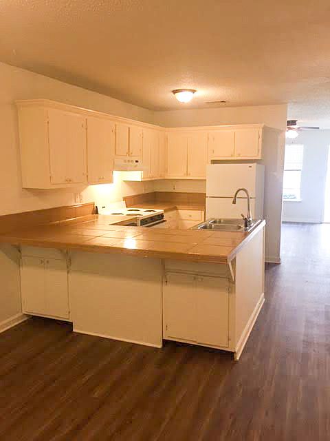 1st image of 1000 N Red St APT 6
