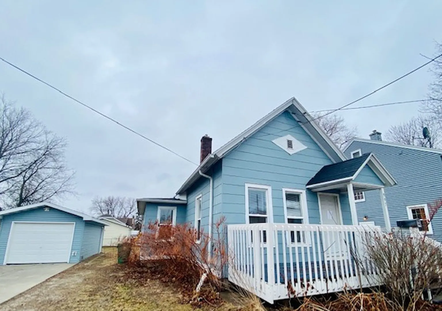 Spacious 2 Bedroom Single Family Home Available Mid November — Photo 2