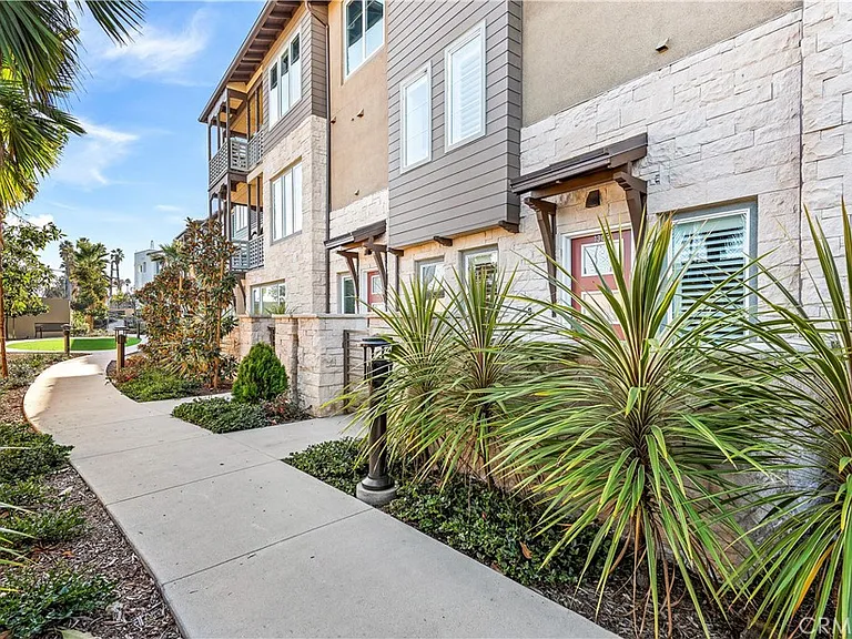 1309 Doheny Way — Photo 2