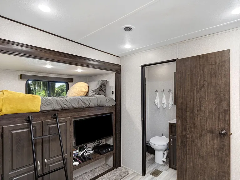 305 Linden Dr — Photo 15