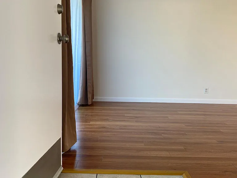 909 E Maple St #5 — Photo 2