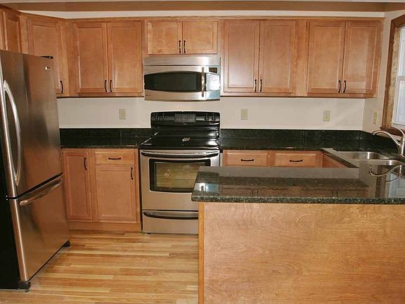 Granite counters & stainless steel appliances