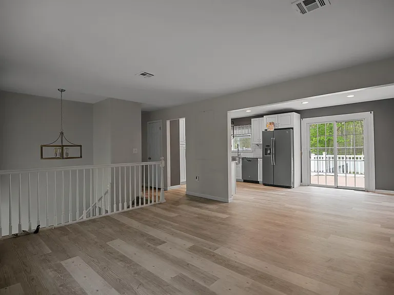 46 Walter Dr — Photo 4