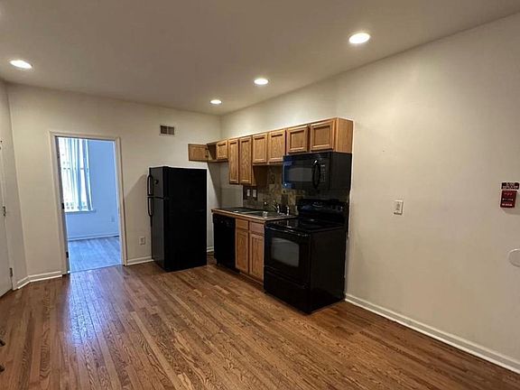 2nd image of 1724 W Diamond St #1
