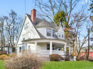 8 The Serpentine, New Rochelle, NY 10801