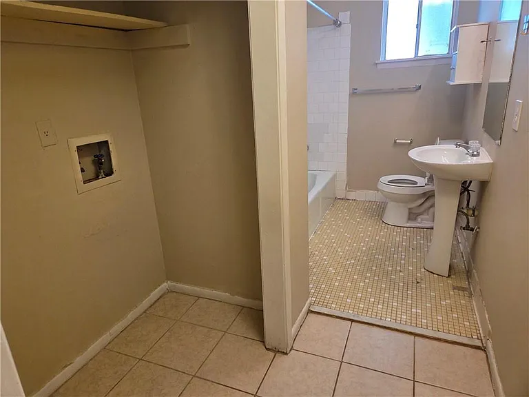 897 Six Oaks Cir #B — Photo 4