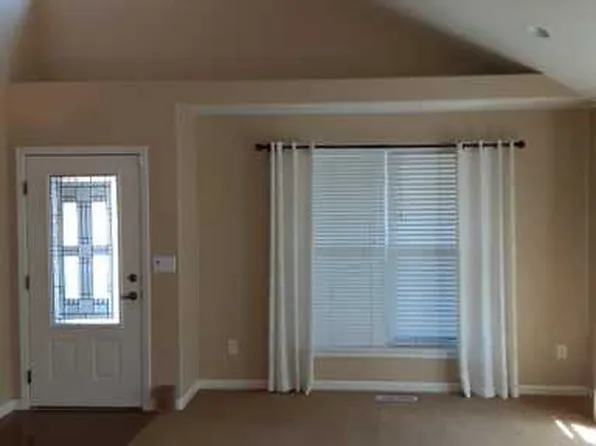 512 Spring Valley Dr, Medford, OR 97501