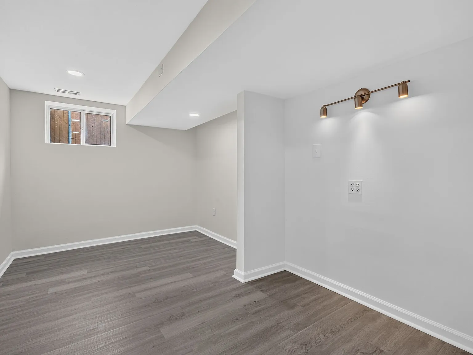 2 bed, 1050 sqft, $1,499 — Photo 3