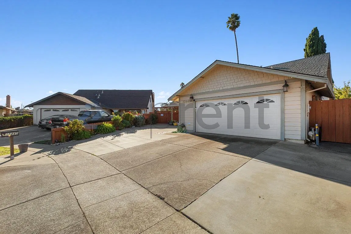 4 bed, 1936 sqft, $4,950 — Photo 2