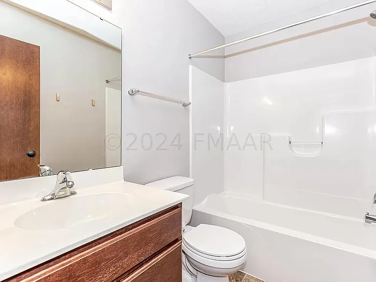 617 5th St E — Photo 27