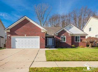 23140 W Creek Dr, New Boston, MI 48164