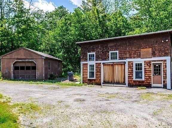 2nd image of 299 Sterling Rd