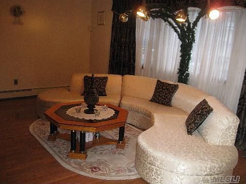 LIVING ROOM/HARDWOOD FLOORS