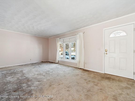 4th image of 2204 Hilltop Dr