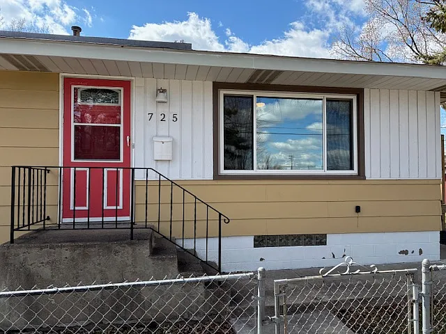 725 Grotto St N — Photo 3