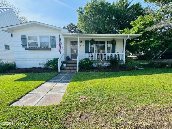 209 S Walnut St, Swansboro, NC 28584