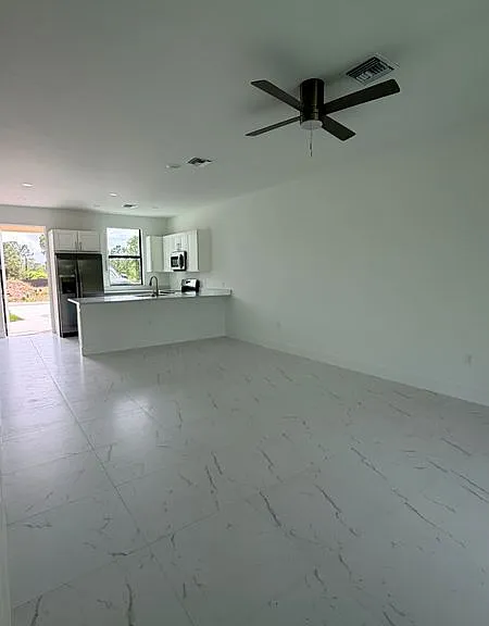 1105 Dean St E — Photo 1