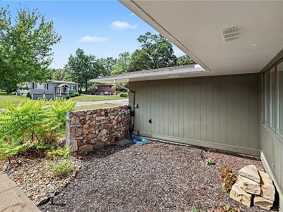 3rd image of 16 Overhill Dr