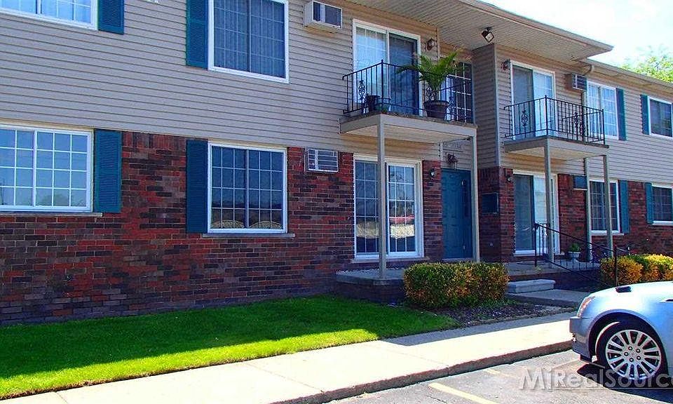 Upper Unit Condo with Balcony