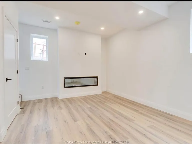 987 Ford Blvd #3 — Photo 2
