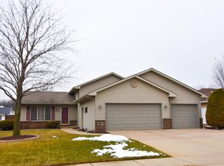 105 Fox Fire Dr, Oshkosh, WI 54904