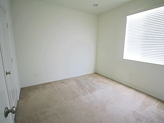 5th image of 914 N Woodbine Way