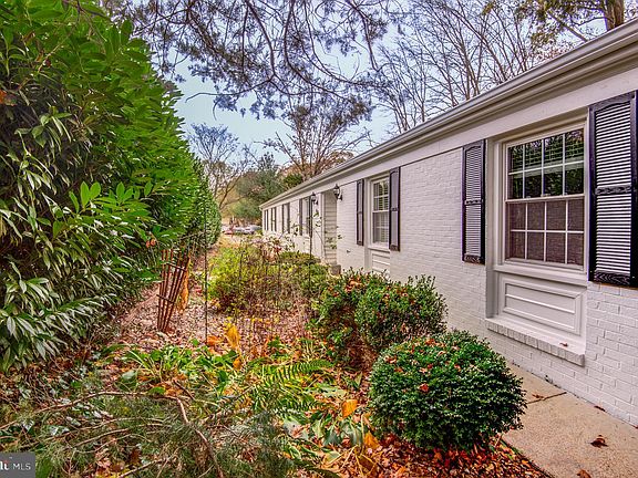 3rd image of 4181 Waterway Dr